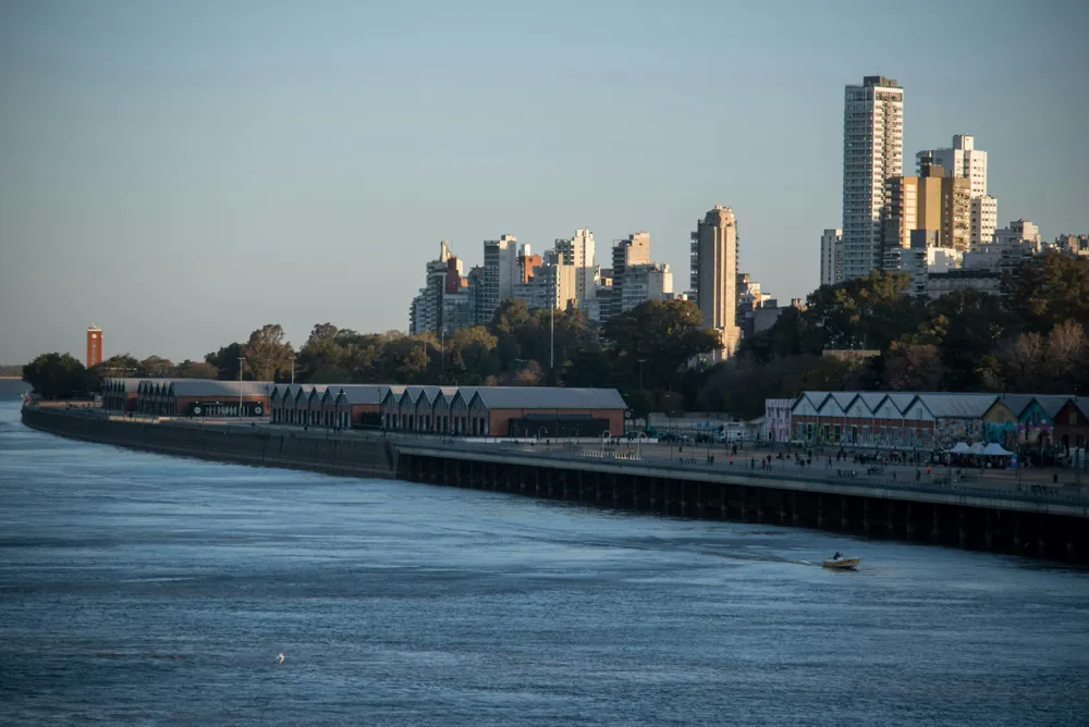Vista de la costa de Rosario con edificios en altura