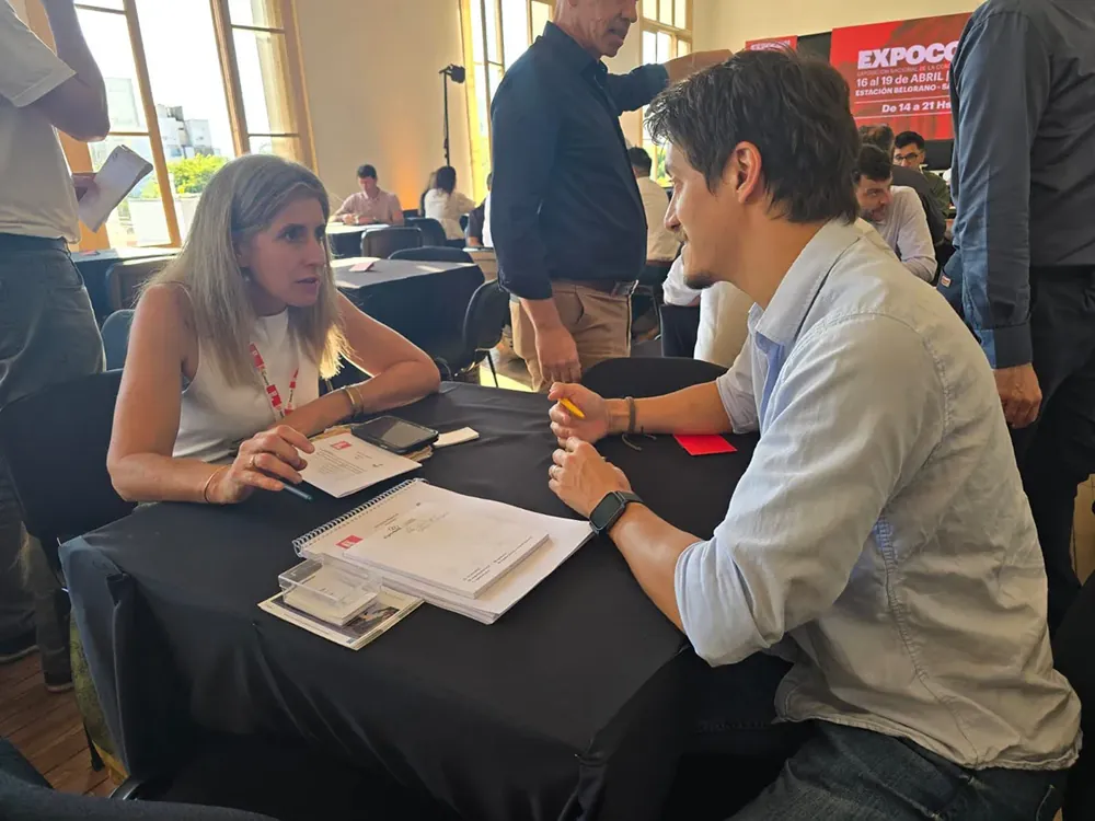 Reunión de negocios entre dos participantes en la ronda