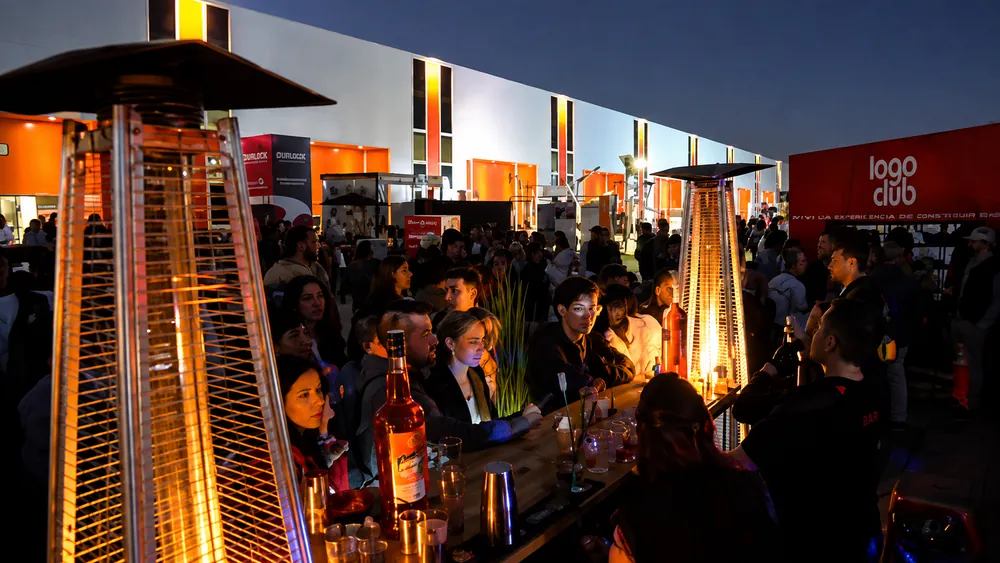 Público reunido de noche junto a estufas en el sector Sunset